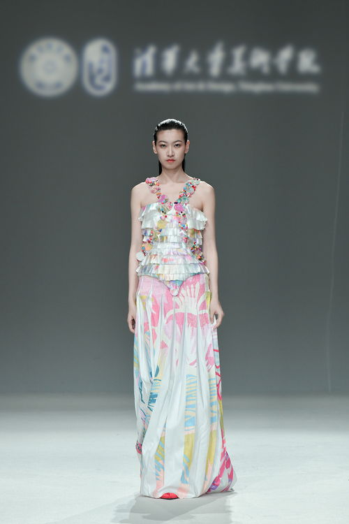 清華美院2023屆服裝與服飾設(shè)計(jì)專業(yè)畢設(shè)發(fā)布會舉行